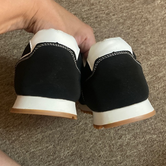 Stylish Black and White Women's Sneakers - Picture 3 of 7